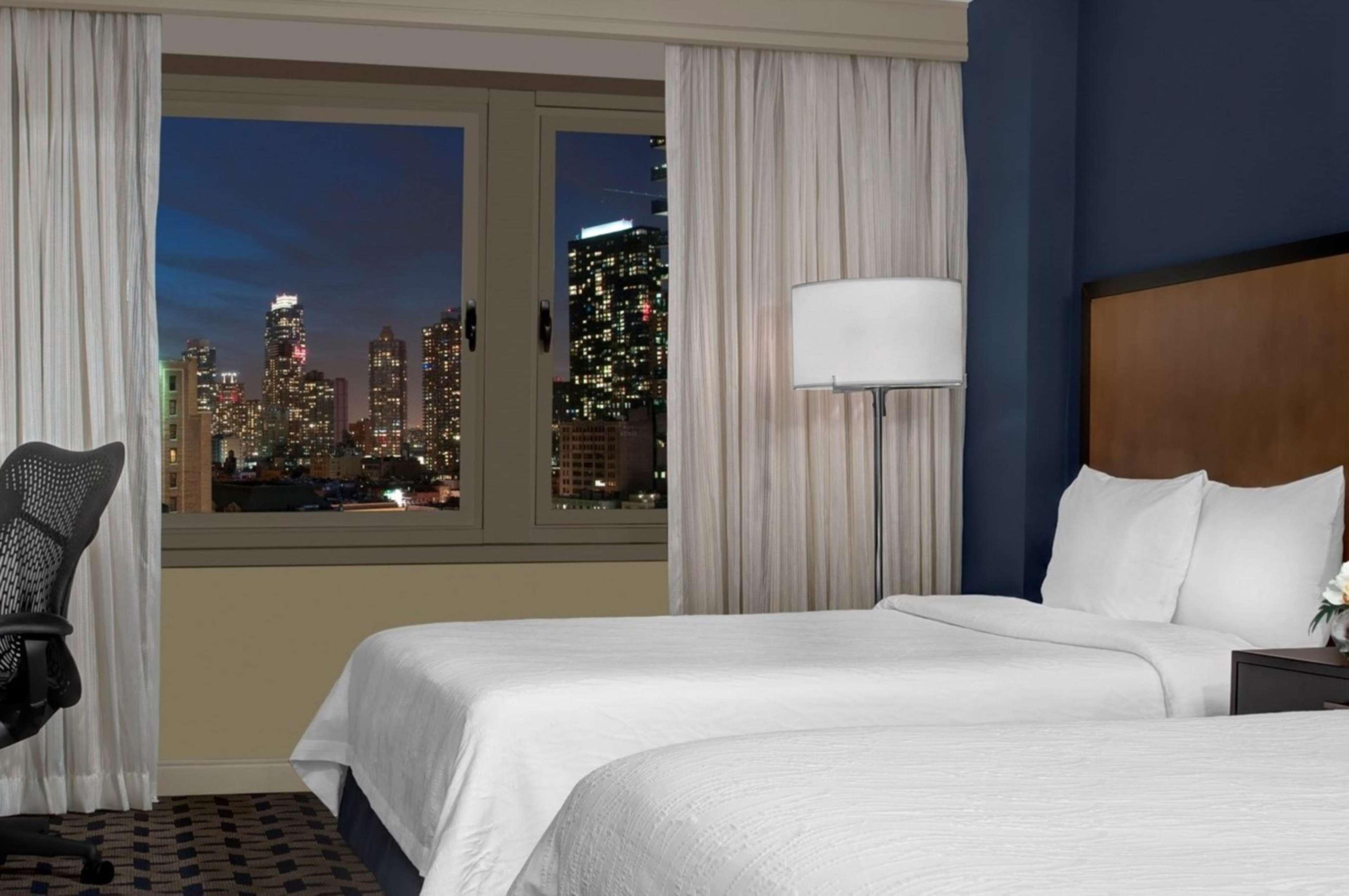 Kimpton Theta New York - Times Square By Ihg Hotel Bagian luar foto A guest room at the Hilton New York
