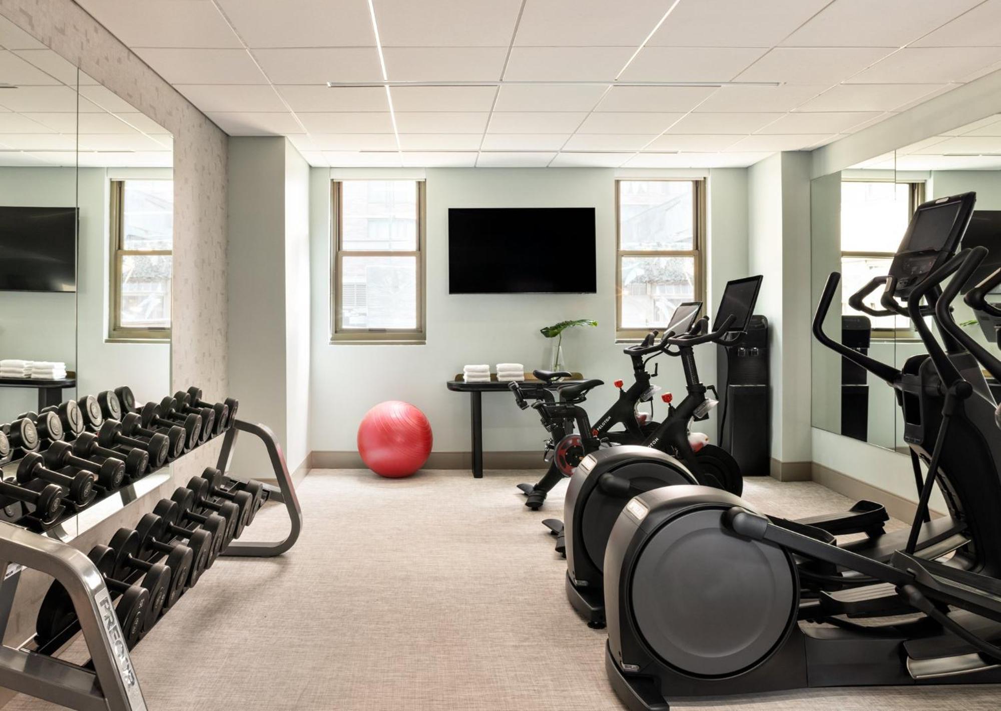 Kimpton Theta New York - Times Square By Ihg Hotel Bagian luar foto The fitness center
