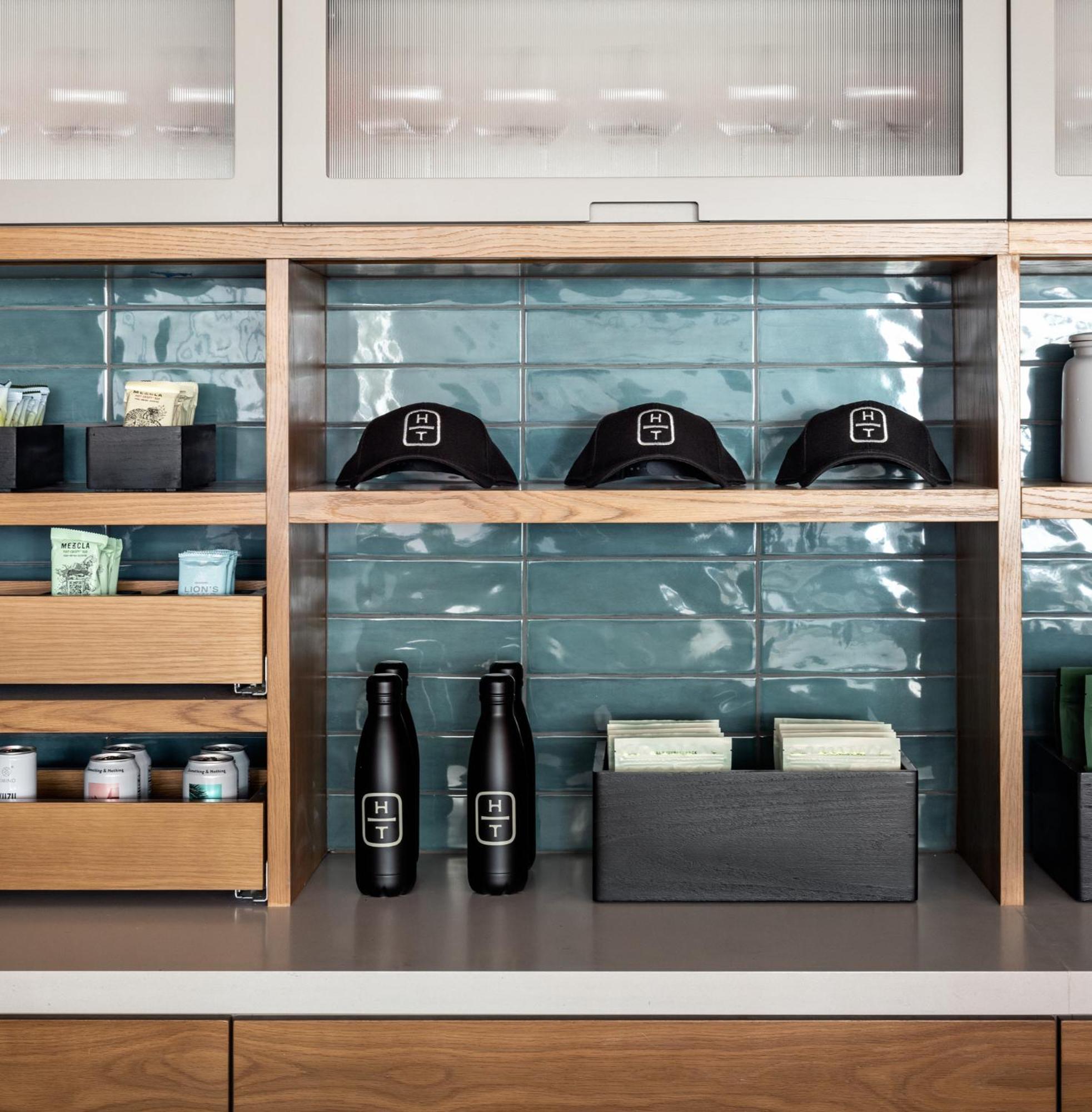 Kimpton Theta New York - Times Square By Ihg Hotel Bagian luar foto A selection of the products offered by the hotel