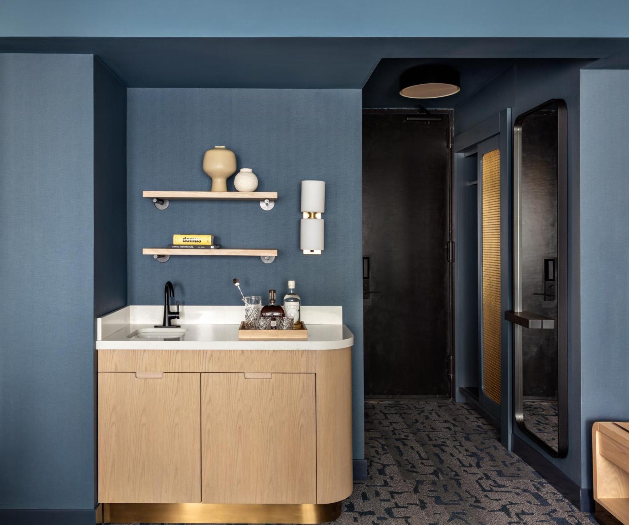 Kimpton Theta New York - Times Square By Ihg Hotel Bagian luar foto A bathroom at the Standard East Village