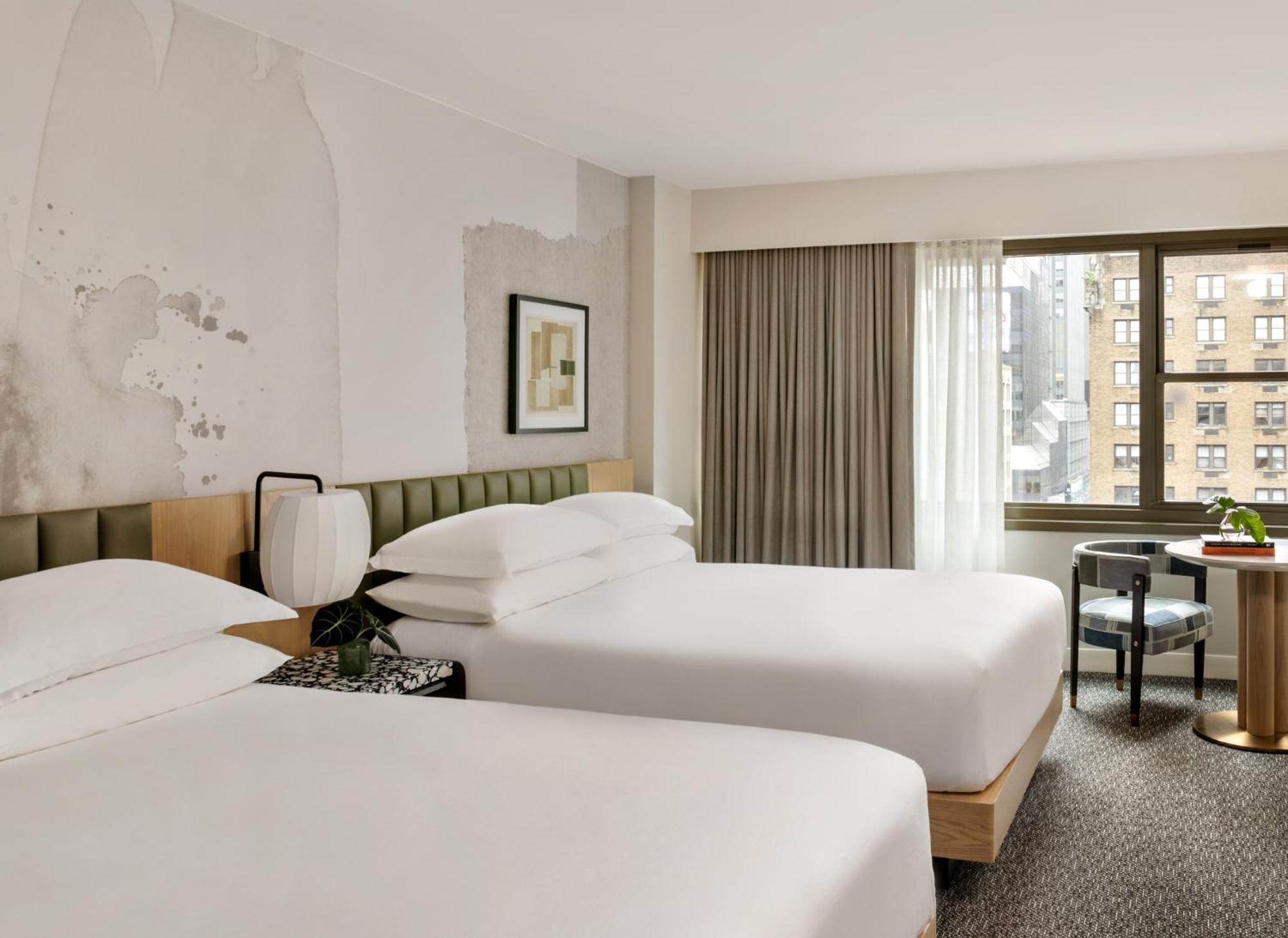 Kimpton Theta New York - Times Square By Ihg Hotel Bagian luar foto A guest room at the hotel