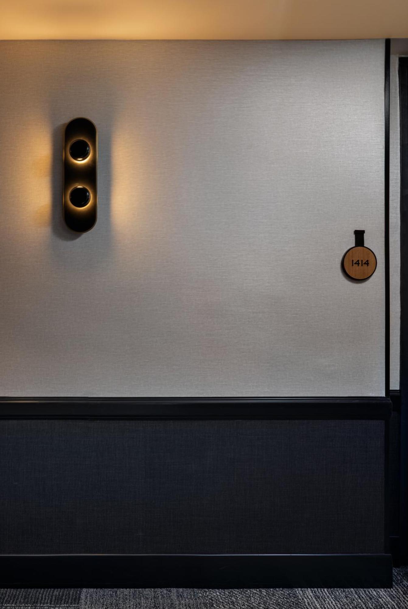 Kimpton Theta New York - Times Square By Ihg Hotel Bagian luar foto A room number on a door