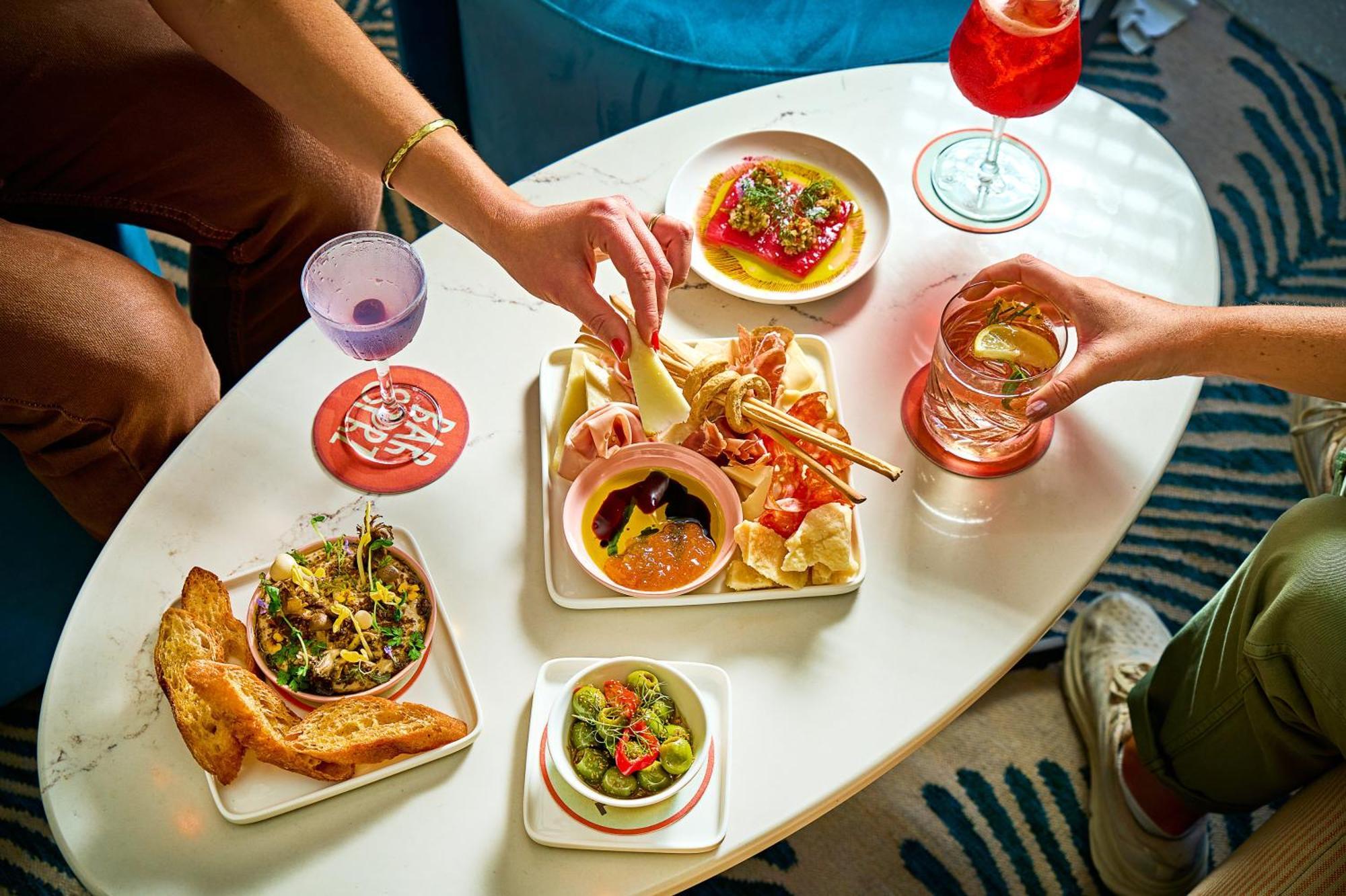 Kimpton Theta New York - Times Square By Ihg Hotel Bagian luar foto A selection of tapas