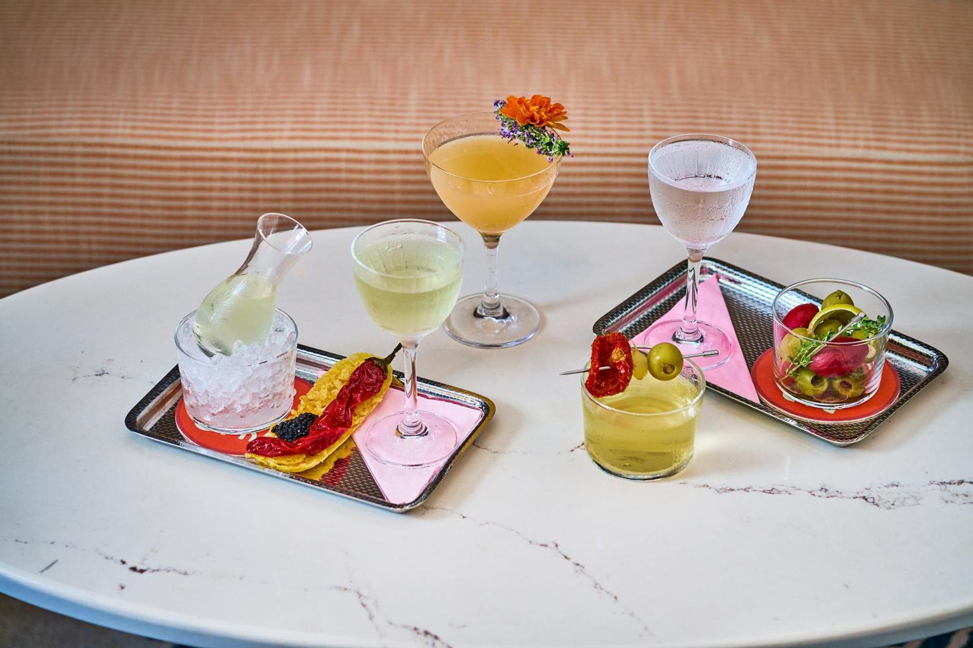 Kimpton Theta New York - Times Square By Ihg Hotel Bagian luar foto Cocktails at the bar