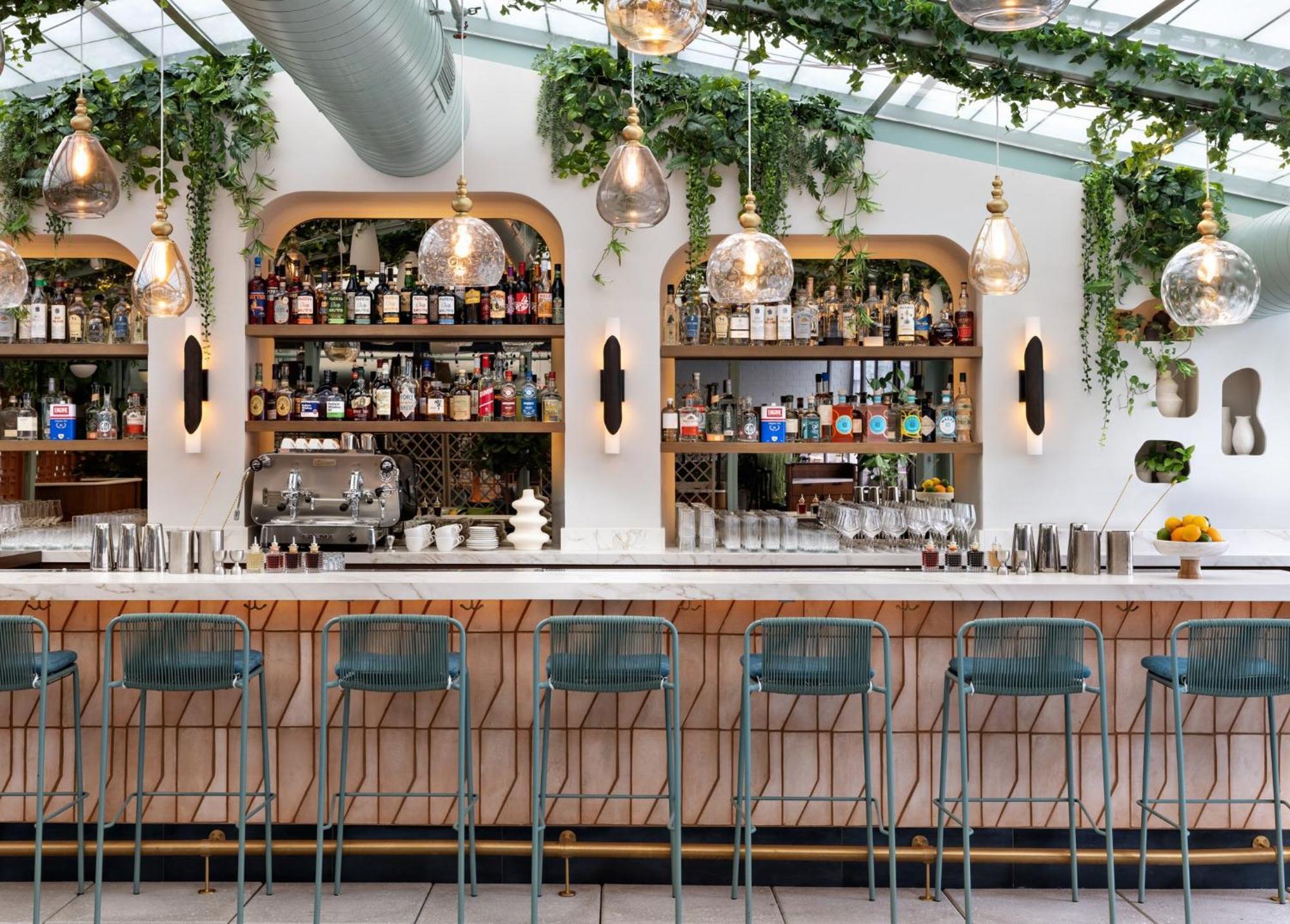 Kimpton Theta New York - Times Square By Ihg Hotel Bagian luar foto The bar at the restaurant