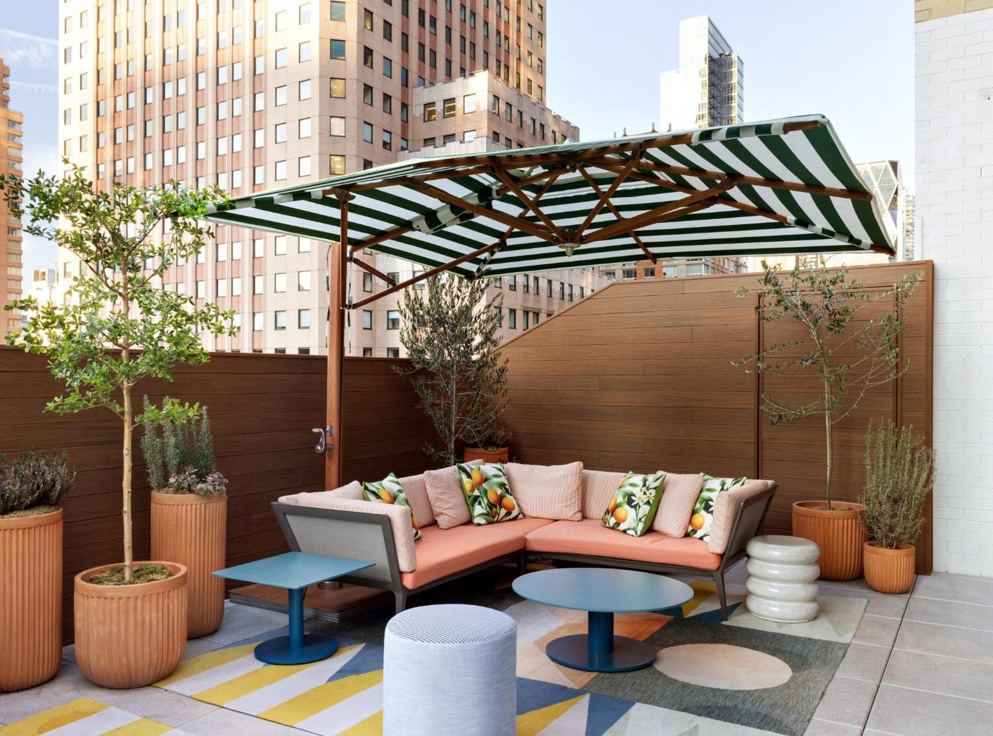 Kimpton Theta New York - Times Square By Ihg Hotel Bagian luar foto The rooftop terrace at the Standard East Village