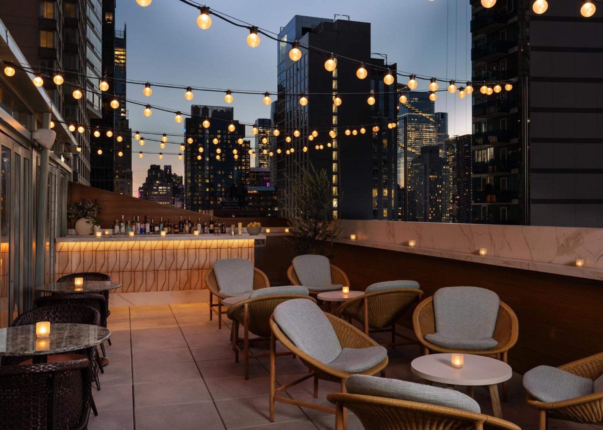 Kimpton Theta New York - Times Square By Ihg Hotel Bagian luar foto The rooftop bar at the Standard East Village