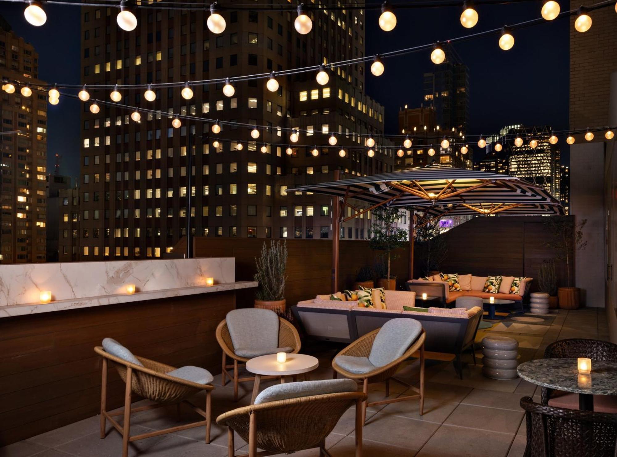Kimpton Theta New York - Times Square By Ihg Hotel Bagian luar foto The rooftop bar at the Standard East Village